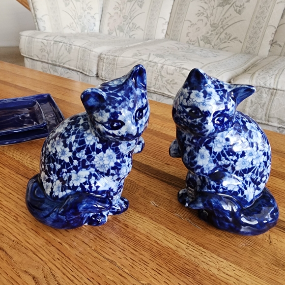 Pair Of Staffordshire Calico Cats- Blue And White Figurines - Picture 6 of 8